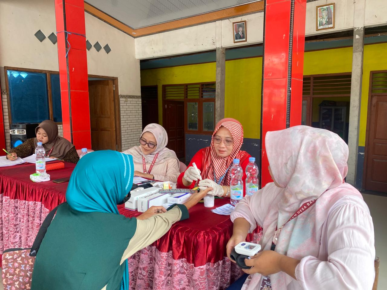 Tingkatkan Taraf Kesehatan Warga, KKN Universitas Billfath Gelar Cek Kesehatan Gratis di Desa Barurejo