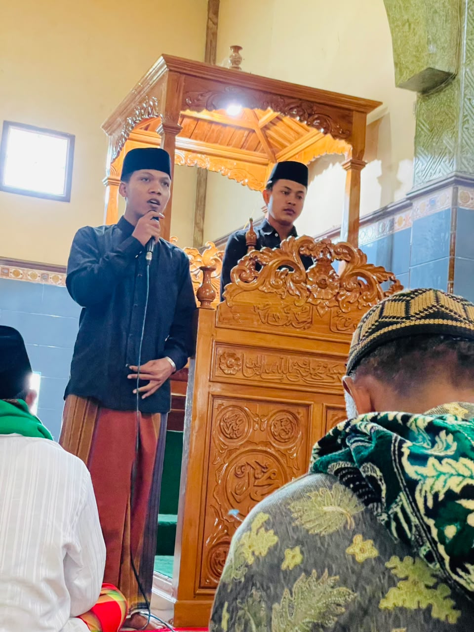 Syiar Kemerdekaan dari Mimbar Masjid: Aksi Mahasiswa KKN Billfath di Desa Barurejo Selama Bulan Agustus.